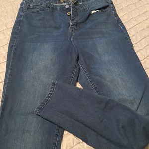 So cute button fly jeans by soundgirl